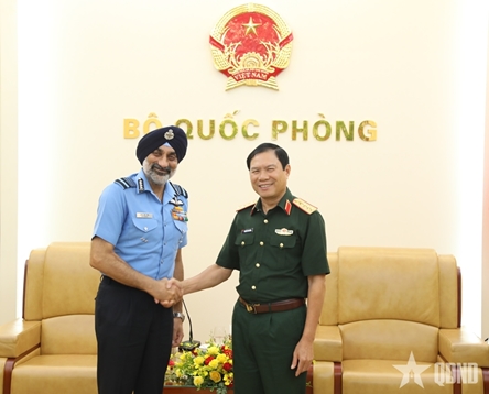 General Nguyen Tan Cuong welcomes Indian Air Chief Marshal